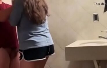 Fodendo namorada amadora no banheiro