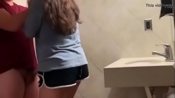Fodendo namorada amadora no banheiro